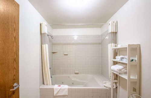 Waupaca Hotel | Econo Lodge