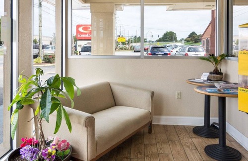 North Central Hotel | Econo Lodge Virginia Beach Town Center