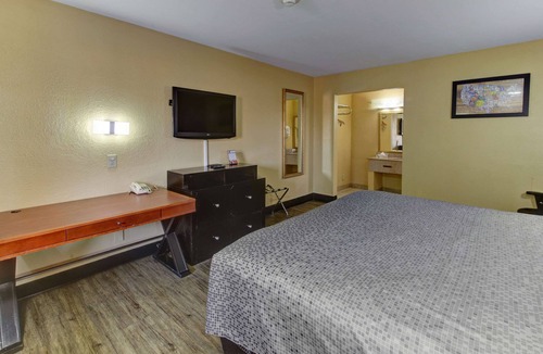 North Central Hotel | Econo Lodge Virginia Beach Town Center