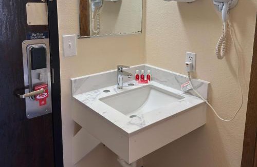 Waite Park Cabin | Econo Lodge Waite Park - St Cloud