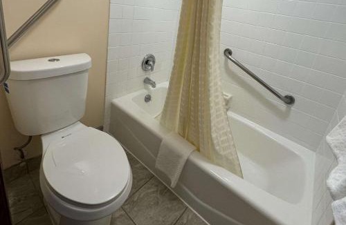 Waite Park Cabin | Econo Lodge Waite Park - St Cloud