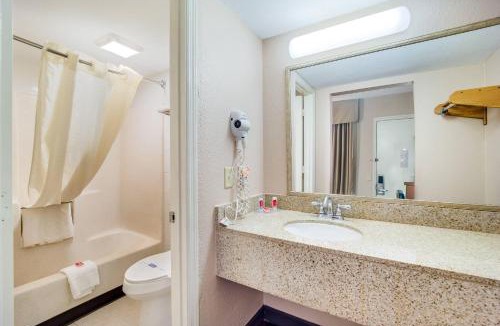Walterboro Cabin | Econo Lodge Walterboro I-95