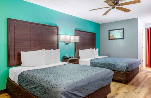 Northwest Heights Hotel | Econo Lodge West - Coors Blvd