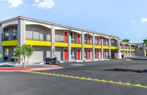 Northwest Heights Cabin | Econo Lodge West - Coors Blvd