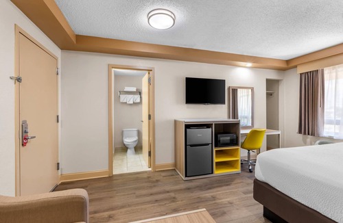 Iselin Hotel | Econo Lodge Woodbridge