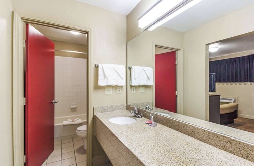 Mission Hotel | Econolodge Inn & Suites