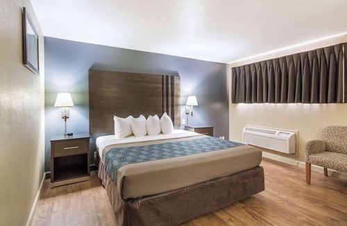 Mission Hotel | Econolodge Inn & Suites
