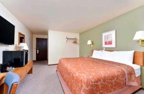 Staples Hotel | EconoLux Inn