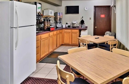Staples Hotel | EconoLux Inn