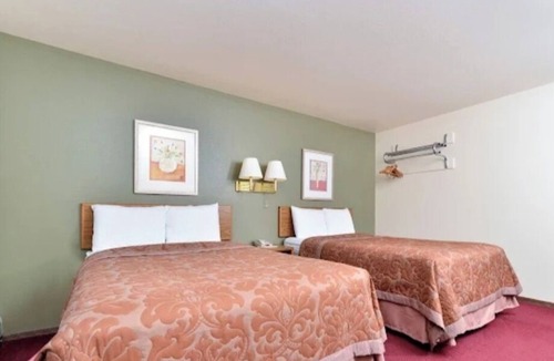 Staples Hotel | EconoLux Inn