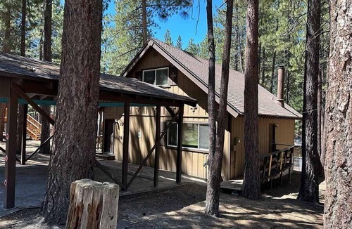 South Lake Tahoe Cabin | Economical Ski Home Blocks to Heavenly- Hot Tub!