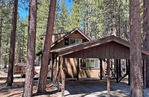 South Lake Tahoe Cabin | Economical Ski Home Blocks to Heavenly- Hot Tub!