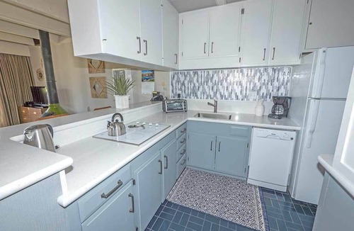 Tahoe Keys Condo | Economical Studio Condo with Retro Decor - 105A~