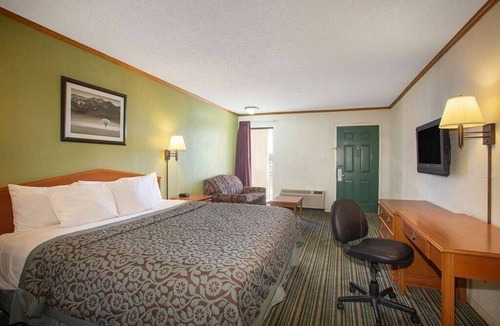 Wichita Hotel | Economy Hotel Wichita- Florence St.