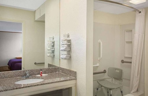 Wichita Hotel | Economy Hotel Wichita- Florence St.