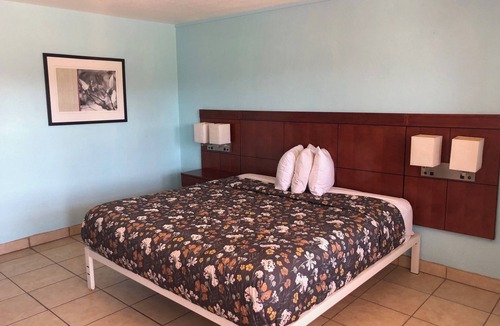 Cypress Gardens Hotel | Economy Suites