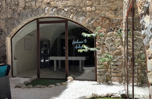 Anduze Apartment | Écrin Caché suite with pool table and island bath