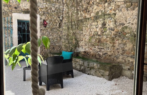 Anduze Apartment | Écrin Caché suite with pool table and island bath