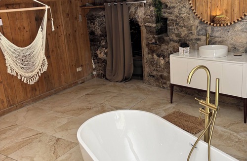 Anduze Apartment | Écrin Caché suite with pool table and island bath