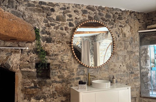 Anduze Apartment | Écrin Caché suite with pool table and island bath