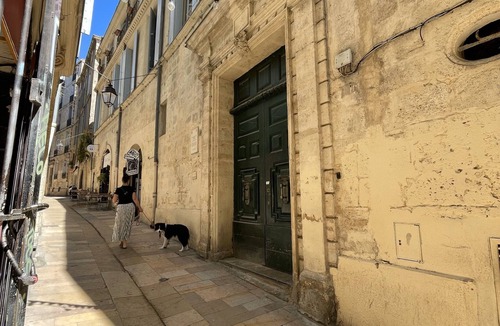 Comedie Condo | Ecusson: luminous duplex in private mansion