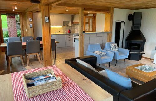 Frutigen Apartment | Edelweiss 4 Zi Ferienwohnung in Landhaus
