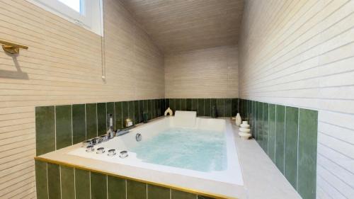 Saint-Honore - Jeanne d'Arc Apartment | Eden Bali - Spa Privé & Terrasse Romantique