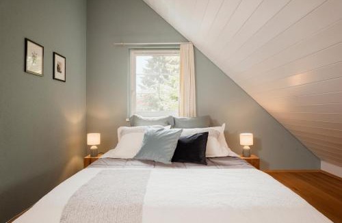 Kaltenbach House | EDEN COTTAGE, Bezauberndes Schwedenhaus mit Garten und Kamin