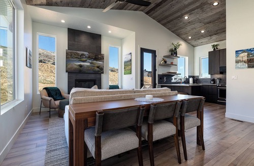 Eden Cabin | Eden Lookout: Hot tub, Views and King Beds!
