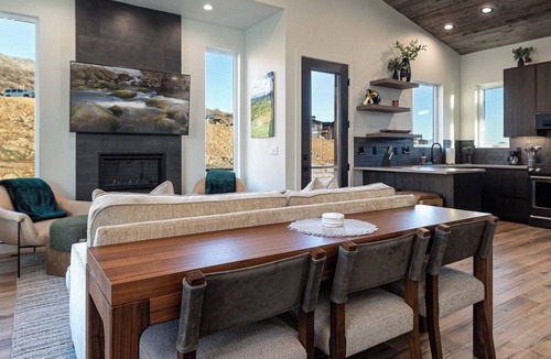 Eden Cabin | Eden Lookout: Hot tub, Views and King Beds!
