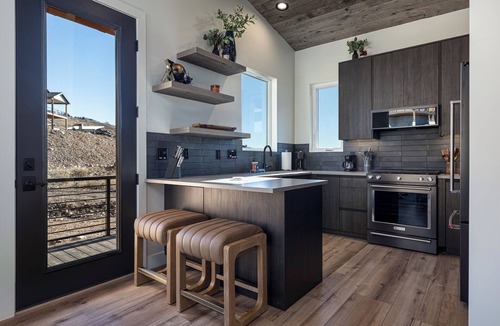 Eden Cabin | Eden Lookout: Hot tub, Views and King Beds!
