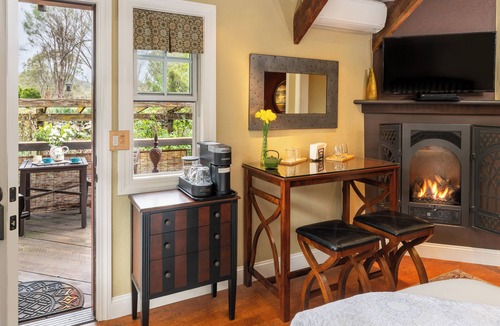 Jayhawk Bed & Breakfast | Eden Vale Inn