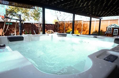 Richardson Villa | Edens Luxury 3 bed home with hot tub and grill