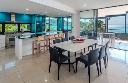 Hamilton Island Villa | Edge 12 Hamilton Island - absolute oceanfront with golf buggy