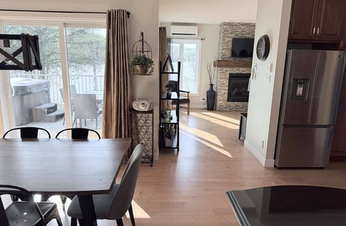 Stanstead Township Ski Chalet | Edge of Lake Lovering - Spa - Crépuscule