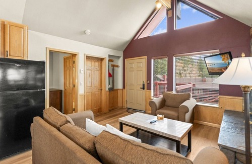 Tahoe Vista Apartment | Edgelake Beach Club by Coolvacay