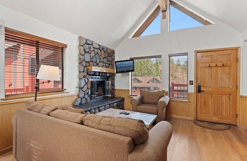 Tahoe Vista Apartment | Edgelake Beach Club by Coolvacay