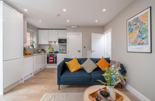 Burnt Oak House | Edgeware Home 4 Bedroom House-Free Parking