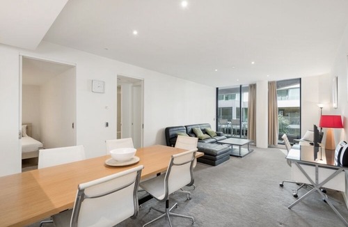 Geelong Hotel | Edgewater 208