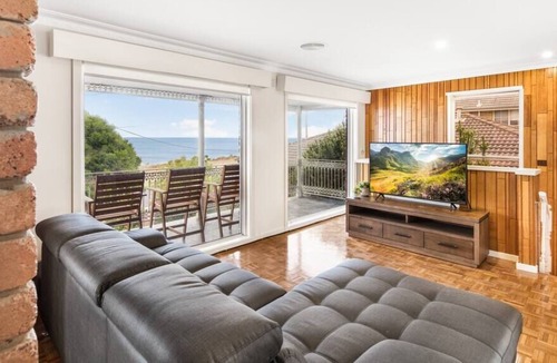 Clifton Springs House | Edgewater Beachfront with Spa and Woodfire Oven