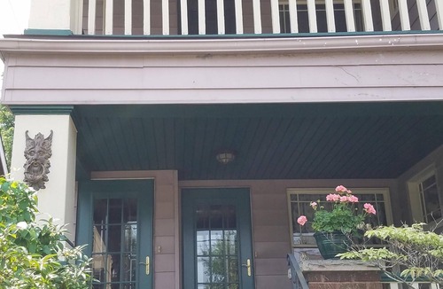 Edgewater House | Edgewater Boho Chic. Artsy second floor apartment. Not suitable for children.