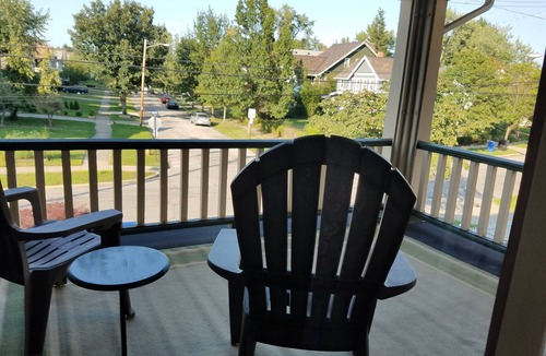 Edgewater House | Edgewater Boho Chic. Artsy second floor apartment. Not suitable for children.