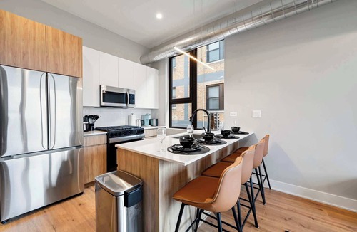 Edgewater Beach Apartment | Edgewater Gem by the Lake! 2BR with Parking & Gym