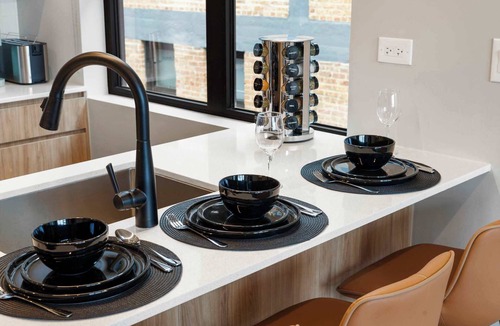 Edgewater Beach Apartment | Edgewater Gem by the Lake! 2BR with Parking & Gym