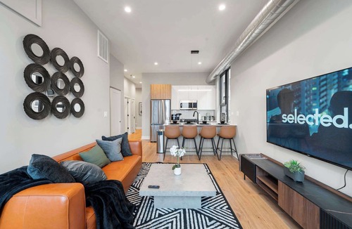 Edgewater Beach Apartment | Edgewater Gem by the Lake! 2BR with Parking & Gym