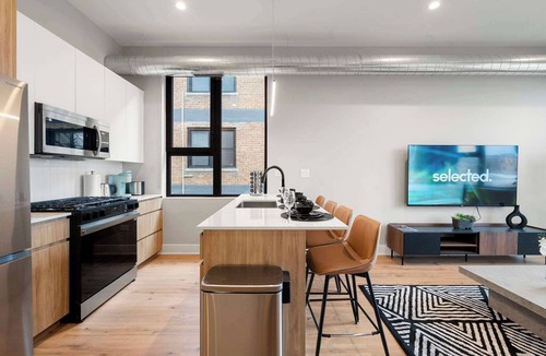 Edgewater Beach Apartment | Edgewater Gem by the Lake! 2BR with Parking & Gym