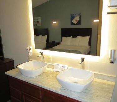 Put-in-Bay Hotel | Edgewater Hotel and Suites