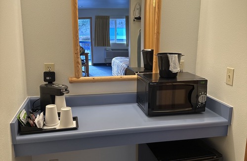 Shady Cove Hotel | Edgewater Inn Shady Cove