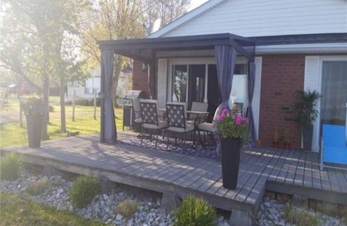Dunnville House | Edgewater Retreat by Erie