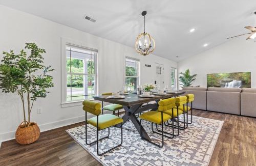 Jeffersonville House | Edgewood - Work Friendly & Near Downtown